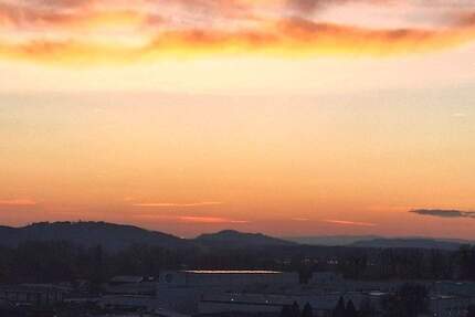 Ein Zuhause mit Weitblick - 2-Zimmer-Wohnung im 10. OG mit traumhafter Aussicht auf die Hegau-Berge - Radolfzell am Bodensee