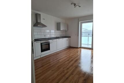 Neuwertige helle 3 Zimmerwohnung im OG mit großem schönem Balkon - Mengkofen