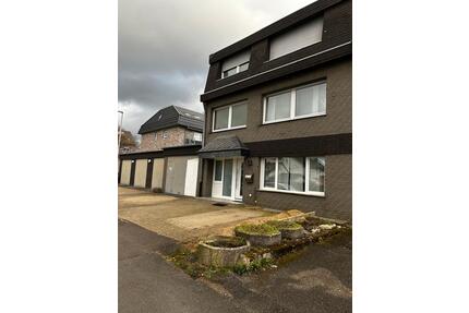 Gepflegtes, großzügiges Einfamilienhaus mit Einliegerwohnung - Alsdorf