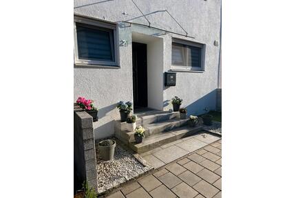 Provisionsfrei! Modernisiertes RMH in Oberasbach