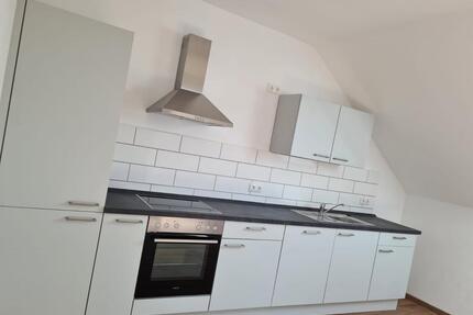 Neuwertige schöne helle 3 Zimmer Dachgeschosswohnung mit Balkon - Mengkofen