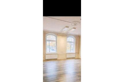 HeideGeschäftsräume direkt mit Marktblick zu vermieten