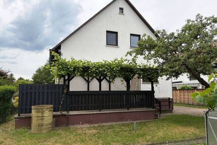 Gepflegtes Wohnhaus mit schönem Garten, Doppelgarage und vielseitigen Nutzungsmöglichkeiten in Moosbach - Feucht
