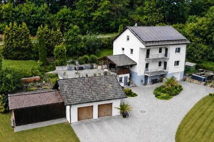 Ein-Zweifamilienhaus mit PV, 4 Garagen & großer Terrasse - Freudenberg