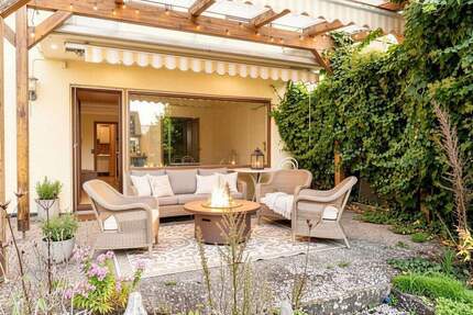 Familienglück in Holzgerlingen: Reiheneckhaus mit Garten, Kamin und zwei Garagen