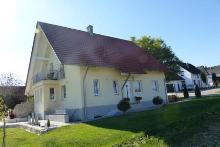 Einfamilienhaus freistehend - 1.900,00&nbsp;EUR Kaltmiete, ca.&nbsp; 138,00&nbsp;m&sup2; in Biberbach (PLZ: 86485)