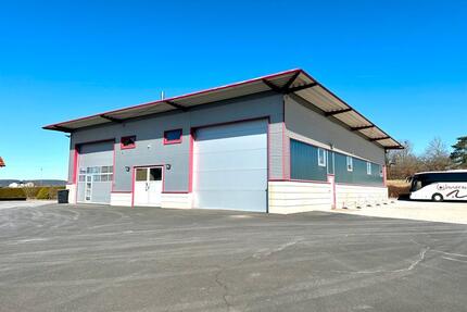 Großzügige Halle mit Büro, Aufenthaltsraum & Umkleiden – attraktive Staffelmiete! - Mistelgau