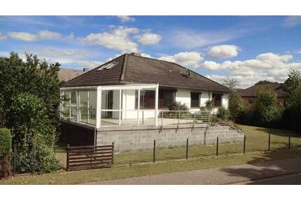 Bröckel - großes Familienhaus mit hohem Freizeitwert, Vollkeller und Garage