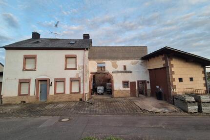 Bauernhaus mit Scheune und Halle - Zemmer