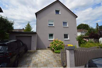 Saniertes 1-2 Familienhaus mit 2-Zi.-EG-Whg und 4-Zi.-Maisonette-Whg. mit Garten in Burgweinting - Regensburg Burgweinting-Harting