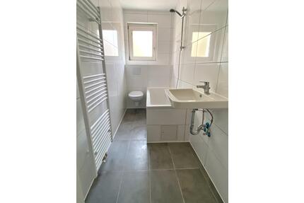 Traumhafte sanierte 3,5 Zimmerwohnung mit Balkon und Garten - Oberhausen Rothebusch