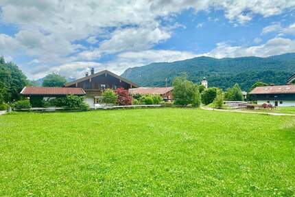 Sonniges Baugrundstück am Fuße der Kampenwand mit traumhaftem Bergblick - Schleching