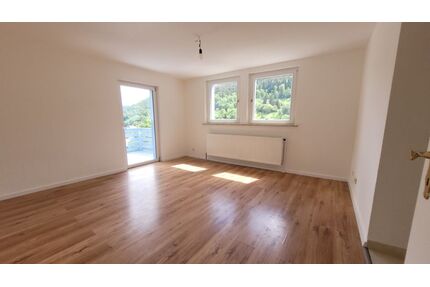 Frisch renovierte 2-Zi.-Altbau-Wohnung in schöner, zentrumsnaher Aussichtslage (Mietdauer: min 4 Jahre) - Bad Wildbad