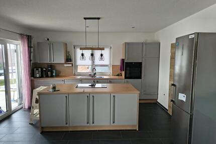 Ruhige 3 Zimmer Neubau Wohnung mit Doppel Garage Garten - Tann