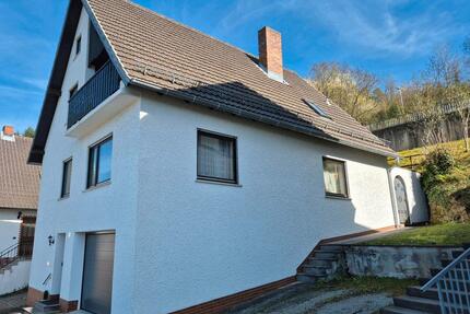 Zwei- bzw. Einfamilienhaus mit integrierter Garage - Elfershausen