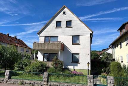 Wohnhaus in zentraler Lage mit großen Grundstück und Doppelgarage - Igersheim