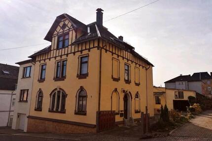 Mehrfamilienhaus Ellefeld mit Gewerbehalle und Garagen