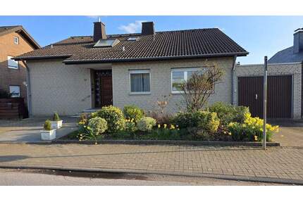 Großes Zweifamilienhaus in zentraler Lage von Bedburg