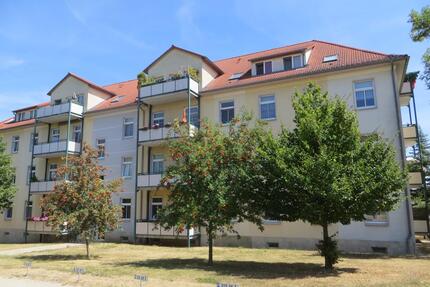 Gemütliches Wohnen im Dachgeschoss mit offener Küche, Balkon und Fahrstuhl - Am Michaelisholz 3 - Naumburg (Saale)