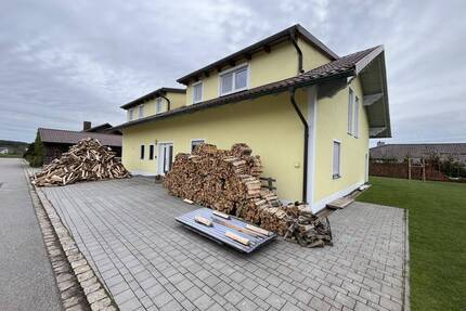 Großzügiges Ein-Zweifamilienhaus mit Garagengebäude in Dieberg zu verkaufen - Walderbach