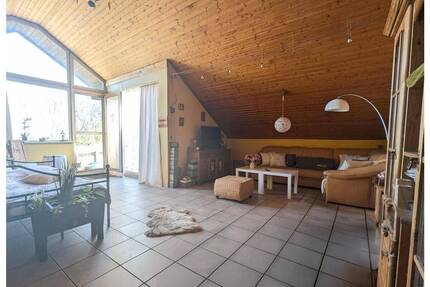 GEMÜTLICHE DACHGESCHOSS WOHNUNG MIT GARAGE IN WESEL