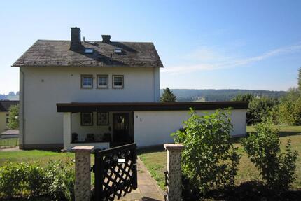 Zweifamilienhaus mit großem Garten, 3 Garagen und viel Potenzial - Naila