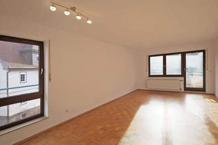 Gepflegte 3,5-Zimmer-Wohnung mit Südwest-Balkon und Aufzug - Schömberg