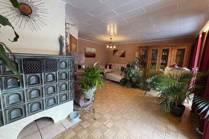 ANSPRECHENDE DOPPELHAUSHÄLFTE MIT LIEBEVOLLEM GARTEN IN NANDLSTADT