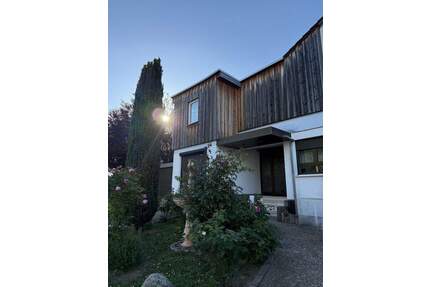 Freistehendes, vielseitig nutzbares Zweifamilienhaus mit großem Garten - Nieder-Olm