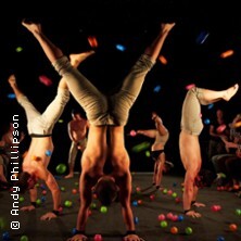 A Simple Space - Zirkus & Körpertheater
