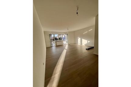 Frisch renovierte 2,5-Zimmer-Wohnung mit gr. Balkon u. Weinbergblick in ruhiger Endlage - Untergruppenbach