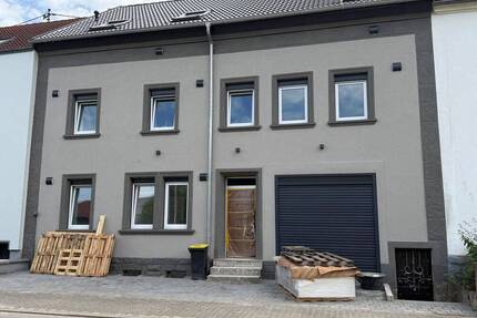Erstbezug - Energieeffizienz Haus, Kernsaniert Wohnung OG ca. 93 m2 mit Balkon ab 01.07.2026 verfügbar - Wallerfangen St Barbara
