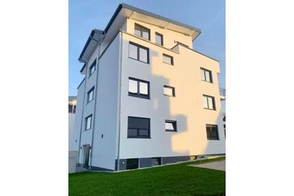 Butzbach: Stilvolle Masionette-3,5-Zimmer-Wohnung mit Balkon, Dachterrasse, Stellplatz