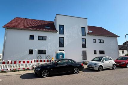 Moderne Neubauwohnung mit großem Garten, Einbauküche und Tiefgara - Öpfingen