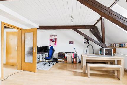 Dachgeschoss-Wohnung, zentrale Lage, helle Räume - Neckarbischofsheim