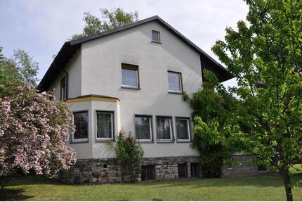 Zentral und doch im Grünen - 1.180,00&nbsp;EUR Kaltmiete, ca.&nbsp; 160,00&nbsp;m&sup2; in Mellrichstadt (PLZ: 97638)