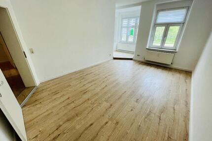 Schicke 3 R-Whg. mit Balkon, Dusche & Einbauküche. Direkt am Hofwiesenpark. - Gera