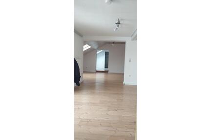 Schöne ruhige Dachgeschosswohnung mit einem überdachten Balkon - Selb