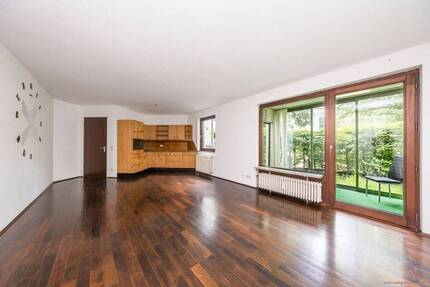 Bogenhausen: 2-Zimmer-Erdgeschosswohnung mit Wintergarten, privater Grünfläche & TG-Stellplatz! - München