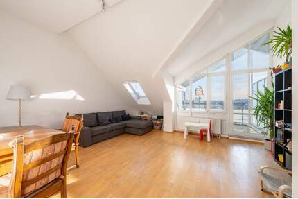 AIGNER - Lichtdurchflutete 3-Zimmer-Dachgeschosswohnung mit Südbalkon in Neukeferloh - Grasbrunn