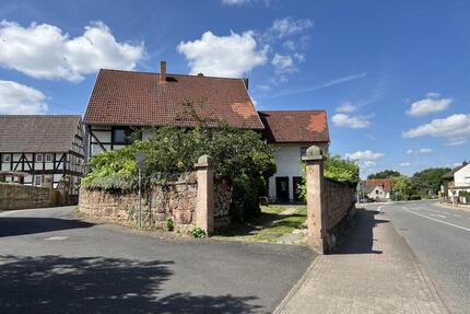 Geräumiges Wohnhaus in zentraler Lage mit reichlich Lagerfläche - Krayenberggemeinde