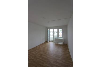 Lichtdurchflutete Dreiraumwohnung mit Balkon zu vermieten - Gera Lusan