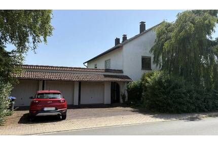 Großzügiges Zweifamilienhaus in Vöhl sucht neue Eigentümer! Keine Käuferprovision
