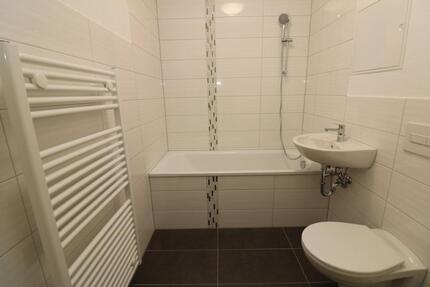 Viel Platz für große Träume - 2RW mit riesigem Wohnzimmer, Badewanne und Balkon - Freiberg