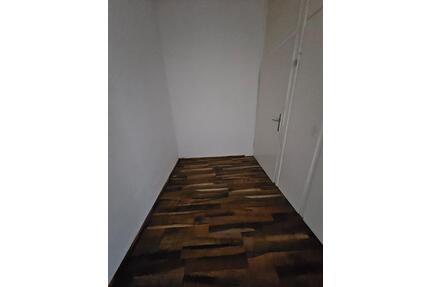 Sehr schöne renovierte 2 Zimmer DG Wohnung zu vermieten - Duisburg Mittelmeiderich