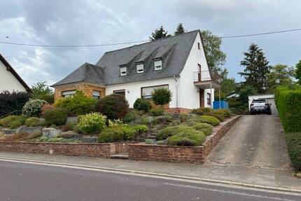 Ein-Zweifamilienhaus mit großem Grundstück in Kirf