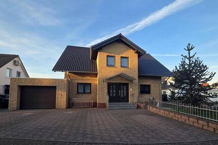 Freistehendes Zweifamilienhaus mit großem Garten - Gensingen