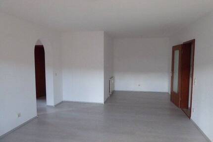 Röpke + Partner Immobilien: Mit zwei Balkone, Einbauküche und Garage in angenehmer Nordstadtlage! - Pforzheim