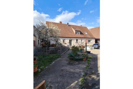 chamanter Bauernhof zu verkaufen mit Scheune und Nebengebäude - Colmberg