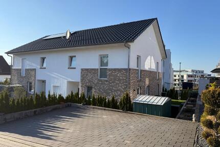 Moderne Doppelhaushäfte mit Garten und Terrasse - Northeim